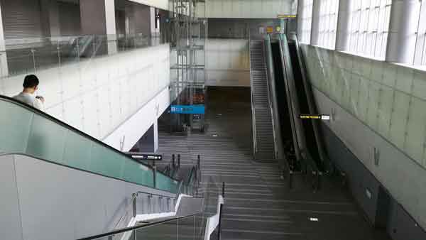 桃園空港MRT台北駅西建物階段
